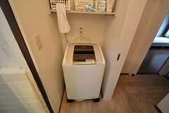 脱衣室には洗濯機が置かれています。(2015-01-17,共用部,LAUNDRY,1F)