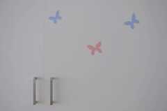 棚の扉には蝶々が。(2013-03-29,共用部,LIVINGROOM,1F)