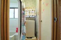 脱衣室には洗濯機が設置されています。左手がバスルームで、右手がトイレです。(2013-03-29,共用部,OTHER,1F)