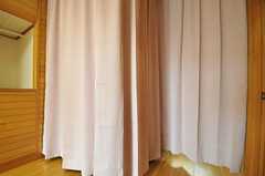 カーテンで空間を仕切ることができます。（202号室）(2013-03-29,専有部,ROOM,2F)