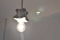 ランプはアンティーク調。（301号室）(2014-01-10,専有部,ROOM,3F)