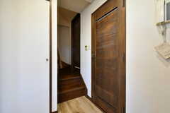 手前のドアがトイレ、階段をすこし上がった先のドアがシャワールームです。(2021-01-19,共用部,OTHER,9F)