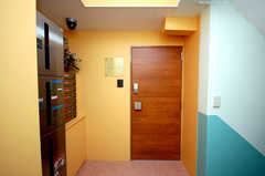 シェアハウスの正面玄関ドアの様子。(2008-11-25,周辺環境,ENTRANCE,3F)