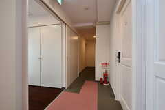 廊下の様子。床はカーペットです。(2021-12-21,共用部,OTHER,4F)