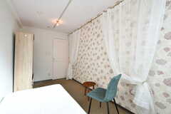 専有部の様子2。カーテンと壁紙、家具は部屋ごとに異なります。（403号室）(2021-12-21,専有部,ROOM,4F)