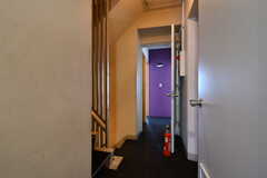 廊下の様子。2〜6階は廊下の両端に専有部と共用部のある間取りです。(2021-07-13,共用部,OTHER,3F)