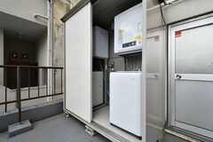 物置の中に洗濯機と乾燥機が2台ずつ設置されています。(2021-07-13,共用部,LAUNDRY,7F)
