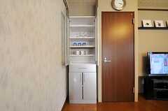食器棚の様子。隣のドアは102号室です。(2011-05-18,共用部,KITCHEN,1F)
