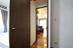 リビングから音が漏れにくいようドアが2重になっています。（102号室）(2011-05-18,専有部,ROOM,1F)