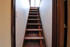 301号室のドアは2階にあり、開けると階段があります。（301号室）(2011-05-18,専有部,ROOM,2F)