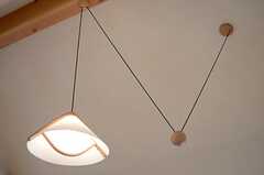 木の丸い玉を上げ下げすることで、照明の高さを変えられます。（203号室）（B棟）(2014-05-29,専有部,ROOM,2F)