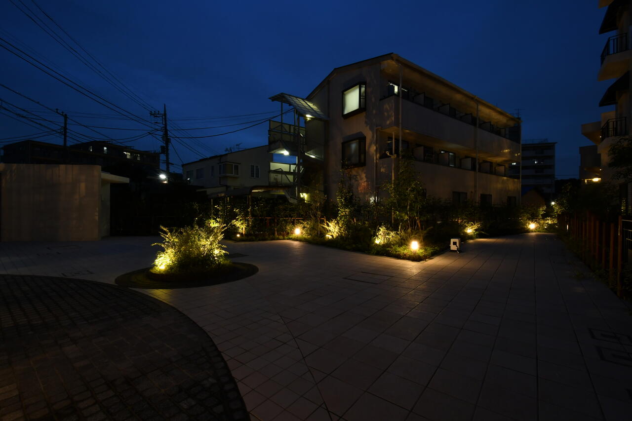 夜の中庭の様子。足元の照明が点灯します。|1F その他