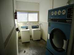 シェアハウスの洗濯機の様子。(2008-02-07,共用部,LAUNDRY,1F)
