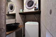 洗濯機と乾燥機の様子。各フロアに用意があります。(2020-02-13,共用部,LAUNDRY,1F)