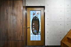 玄関脇にはステンドグラスのドア。(2020-02-13,共用部,OTHER,1F)