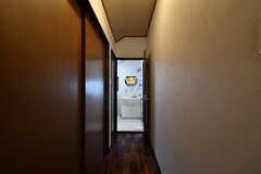 廊下の様子。突き当たりが脱衣室です。脱衣室の脇がトイレです。(2017-05-24,共用部,OTHER,3F)