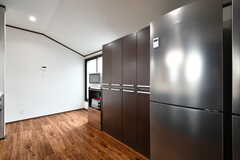 キッチンの対面には収納と冷蔵庫が設置されています。(2020-05-19,共用部,KITCHEN,2F)