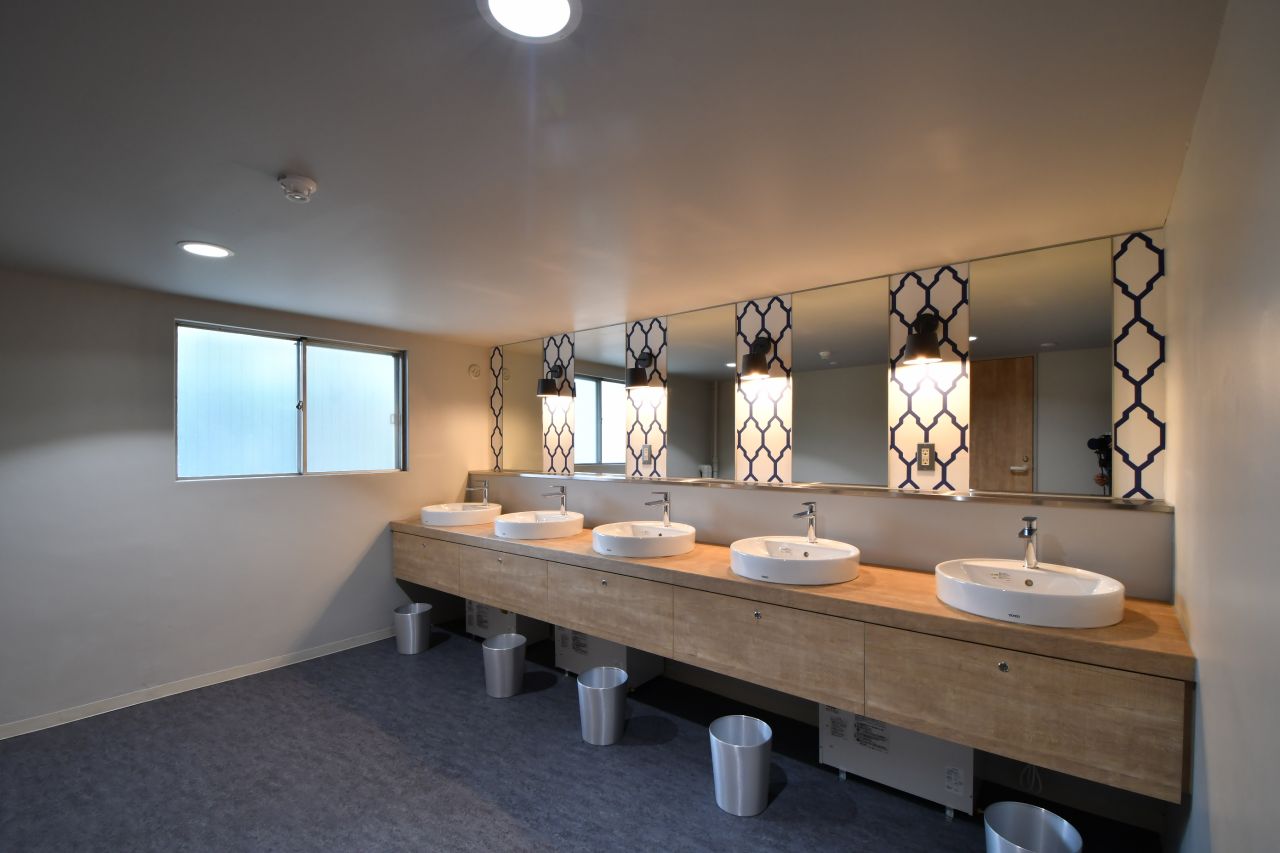 バスルームには洗面台が4台設置されています。洗面台の対面がバスルームです。|1F 洗面台