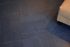 床のタイルはデニムをイメージした柄。(2022-04-03,共用部,LIVINGROOM,2F)