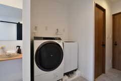 ドラム式洗濯乾燥機と、縦型洗濯機が1台ずつ設置されています。(2022-04-03,共用部,LAUNDRY,2F)
