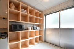 キッチンの脇は収納スペースです。収納は専有部ごとにスペースが用意されています。(2018-05-16,共用部,KITCHEN,1F)