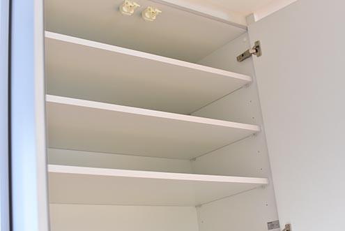 収納棚の上は専有部ごとに使えるスペースが決まっています。（Acqua棟）|2F キッチン