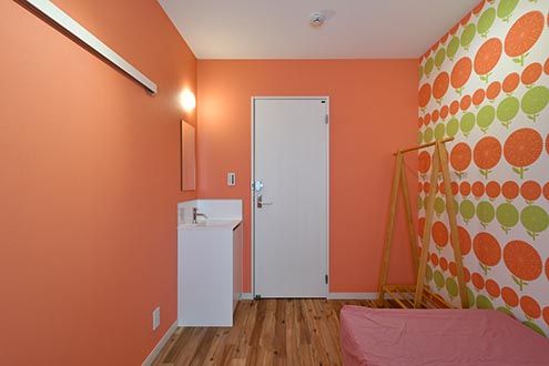 専有部の様子。全室、壁紙は異なります。（201号室）（Acqua棟）|2F 部屋