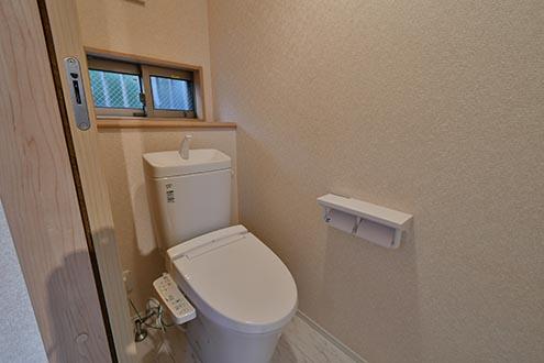ウォシュレット付きトイレの様子。（101号室）（Oliva棟）|1F 部屋