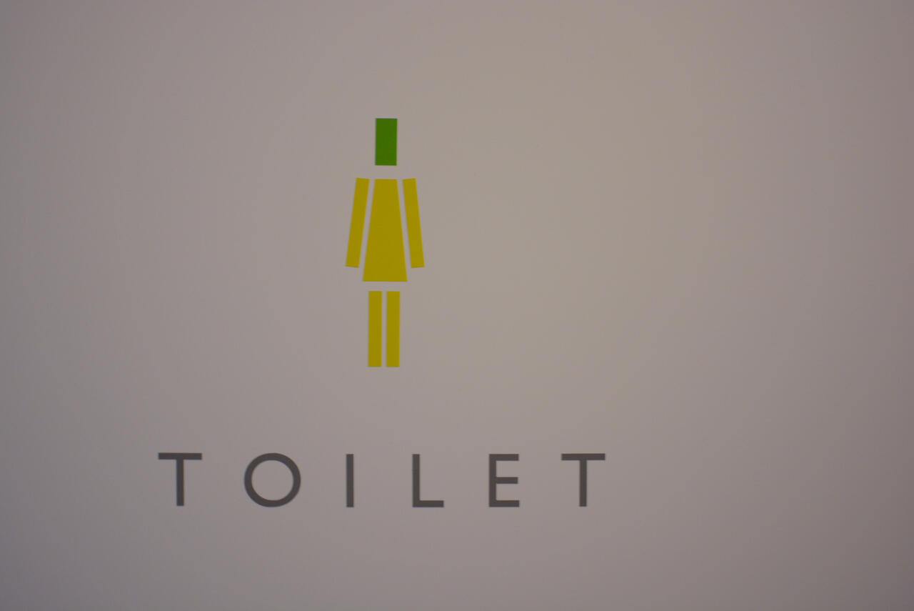 トイレのサイン。こちらは女性用。|2F トイレ