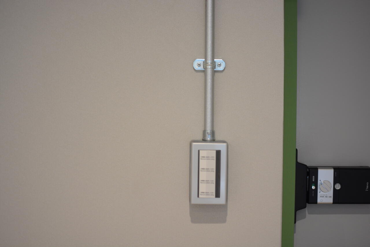 スイッチの配管も工業的なデザイン。（201号室）|2F 部屋