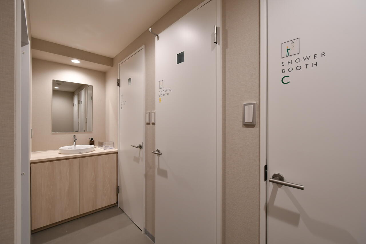 シャワールームは3室並んでいます。|3F 浴室