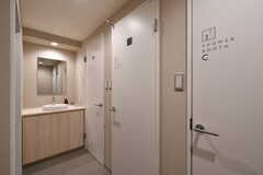 シャワールームは3室並んでいます。(2017-12-08,共用部,BATH,3F)