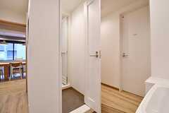 廊下の様子。左手からシャワールーム、トイレです。(2017-02-01,共用部,OTHER,2F)