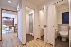 廊下の様子。左手からバスルーム、ウォシュレット付きトイレが2室並んでいます。(2017-02-01,共用部,OTHER,4F)