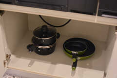 フライパンや鍋類はヒーター下に収納されています。(2022-07-04,共用部,KITCHEN,1F)