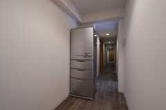 廊下には冷蔵庫が設置されています。(2022-07-04,共用部,OTHER,2F)