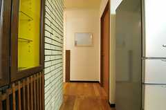 廊下の様子。突き当り右に101号室、左にキッチンと水まわりがあります。(2013-08-06,共用部,OTHER,4F)