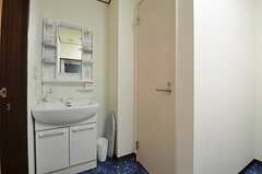 洗面台の様子。右手のドアはトイレです。(2013-08-06,共用部,KITCHEN,4F)