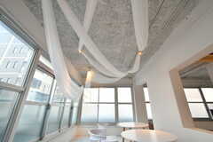 天井にはオーガンジーの装飾。幻想的な雰囲気です。(2022-12-20,共用部,LIVINGROOM,5F)
