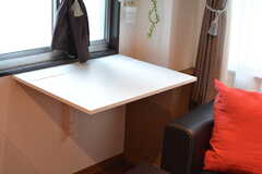 作業テーブルは折りたたみ式。使用するときにだけ設置できます。(2022-02-02,共用部,LIVINGROOM,1F)