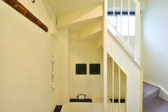 廊下から見た階段周りの様子。壁は綺麗なレモンイエロー。(2022-02-02,共用部,OTHER,3F)