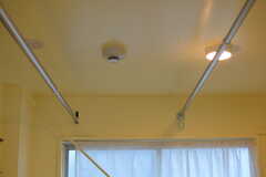天井には物干し竿が設置されています。(2022-02-02,共用部,OTHER,5F)