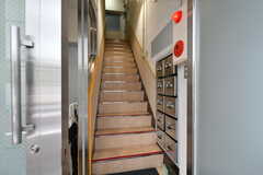 階段の手前で靴を履き替えます。リビングは2階です。(2022-03-29,周辺環境,ENTRANCE,1F)