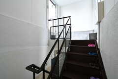 階段を上ると屋上に出られます。ドアは2箇所にあり、回遊できます。(2022-03-29,共用部,OTHER,5F)
