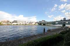 川沿いに遊歩道もあり、ジョギングを楽しんだり、散歩をしている人もいます。(2011-08-05,共用部,ENVIRONMENT,1F)
