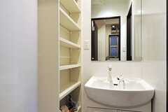 左手の棚は、部屋ごとに使えるスペースが決まっていて、洗面用具などを置くことができます。(2012-02-10,共用部,OTHER,1F)