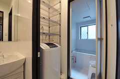 脱衣室に設置された洗濯機の様子。洗面台との間で扉を閉められるので、誰かが入浴中でも洗面台を利用できます。(2012-02-10,共用部,LAUNDRY,1F)