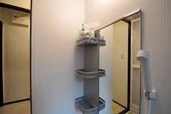 バスルームには部屋ごとに使えるラックもあります。(2012-02-10,共用部,BATH,1F)