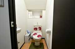 ウォシュレット付きトイレの様子。赤い花柄が素敵。(2012-02-10,共用部,TOILET,1F)