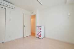 専有部の様子。シンプルな冷蔵庫は、ピンクの水玉でとてもかわいい。（202号室）(2012-02-10,専有部,ROOM,2F)
